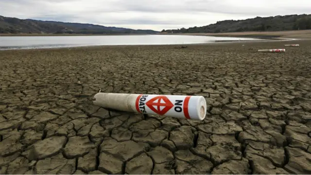 بستر دریاچه خشک شده است