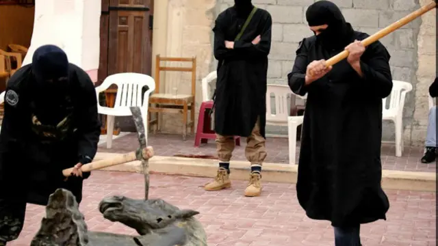 Derna'da heykelleri yıkan IŞİD militanları.