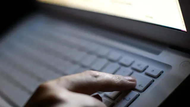 متحدہ عرب امارات کے قوانین کے مطابق کسی ادارے یا فرد کی توہین کے لیے انٹرنیٹ کا استعمال جرم ہے