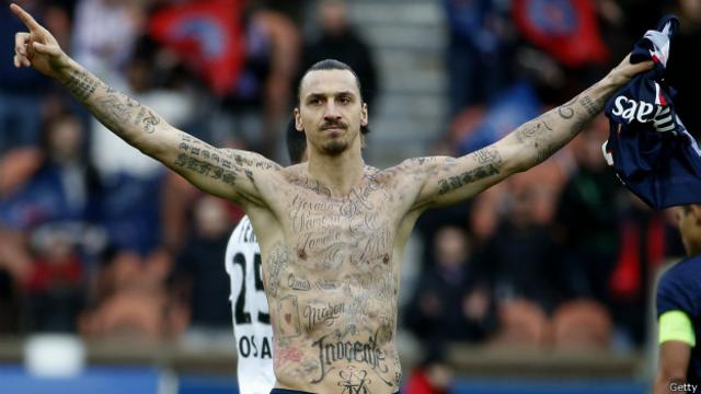 La imagen de un partido en el que el resultado no importó. Zlatan Ibrahimovic muestra su cuerpo tatuado tras anotar un gol.