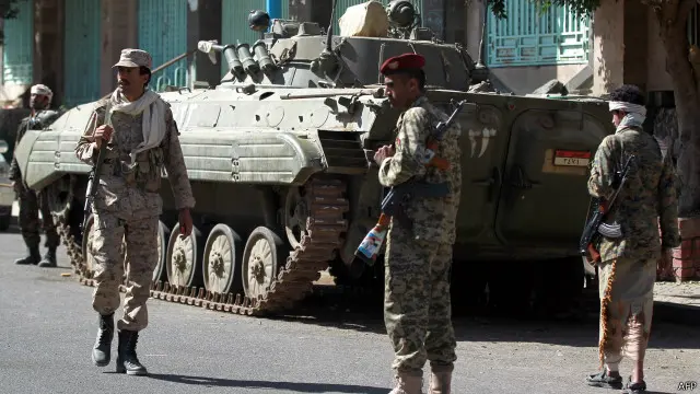 أفراد من قوات الشرطة اليمنية الموالية للحوثيين يحرسون القصر الرئاسي. 