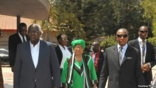 Le président guinéen Alpha Condé (D), le président Ernest Bai Koroma de Sierra Leone (G) et de la présidente libérienne Ellen Johnson Sirleaf (C_