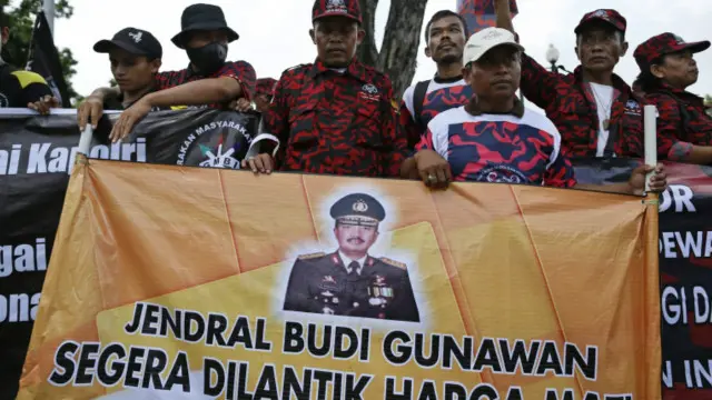 Aksi beberapa kelompok yang mendesak presiden untuk melantik Budi Gunawan sebagai Kapolri
