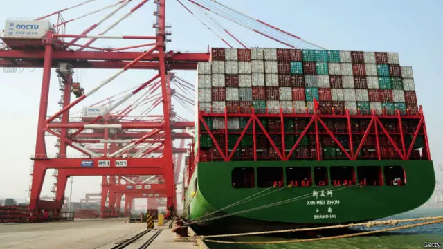 Barco de carga en puerto chino