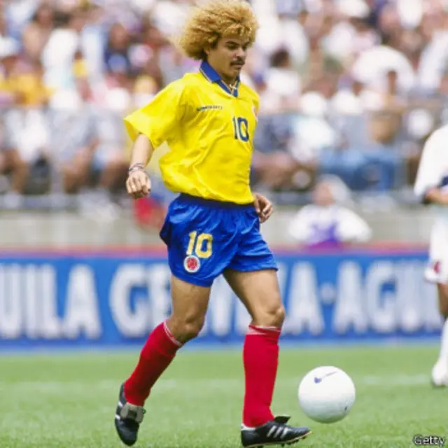 El colombiano Carlos "El Pibe" Valderrama corría dentro del campo, pero su juego fue conocido por la pausa que le permitía hacer maravillosos pases "caminando".