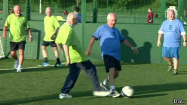 Si una persona corre es castigada con una falta.