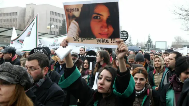 متظاهرون في أنقرة يحملون صورة أصلان