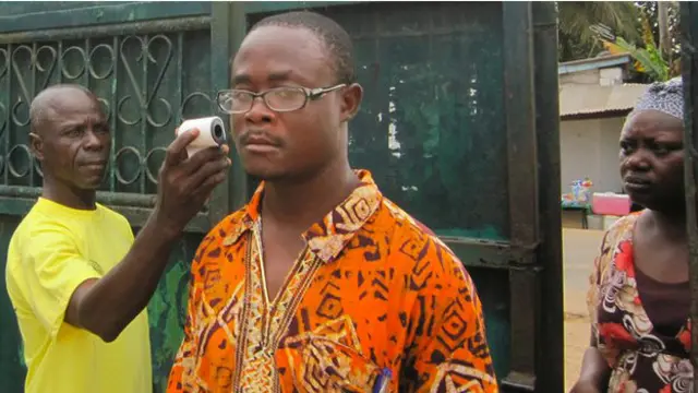 د ښوونځيو کارکوونکي په دروازو کې د زده کوونکو تبه ګوري او هغوی ته اوبه ورکوي چې لاس پرېمينځي