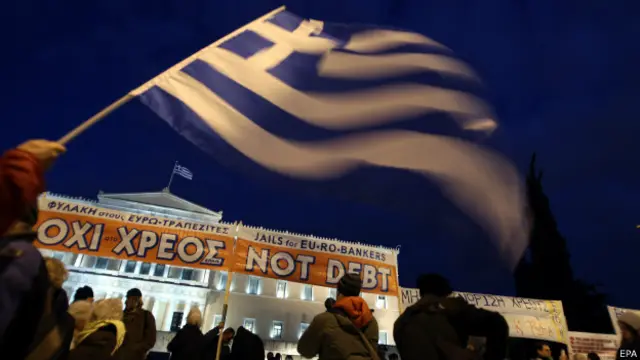 Демонстранты с греческим флагом
