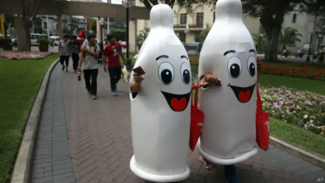 El preservativo es fundamental en evitar que se propague el VIH.