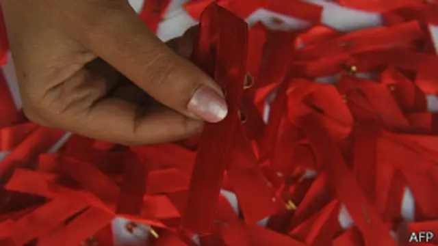 El lazo rojo es el símbolo universal para mostrar el apoyo a la lucha contra el sida.