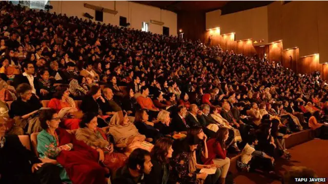 ادبی میلے کو کامیاب بنانے کے لیے لوگ رضاکارانہ طور پر کام کرتے ہیں۔