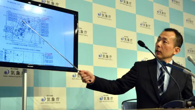 خبير الزلازل في وكالة الأنواء الجوية اليابانية ياسوهيرو يوشيدا يتحدث للصحفيين