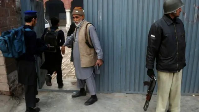 پشاور میں سکولوں سمیت دیگر اداروں کی سکیورٹی بڑھائی گئی ہے