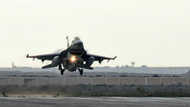 مصر نے پیر کو فرانس کے ساتھ 5 ارب ڈالر کے دفاعی معاہدے پر دستخط کیے ہیں جس میں 24 جدید لڑاکا جیٹ طیاروں کی خریداری بھی شامل ہے