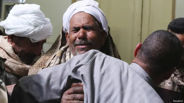 أهالي الضحايا حضروا قداسا في قرية العور في صعيد مصر.