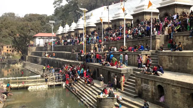 ہر سال ہندو نیپال کے شہر کھٹمنڈو کے پشوپتی مندر میں شیوا کی رات منانے کے لیے جمع ہوتے ہیں۔ اس میلے میں نیپال اور بھارت سے ہزاروں کی تعداد میں ہندو زائرین شرکت کرتے ہیں۔