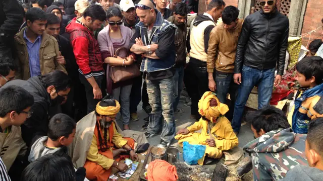 مندر کے قریب دریائے باگمتی کے کنارے چند سادھو گانجا پی رہے ہیں۔ سادھوؤں کا ماننا ہے کہ شیوا بھگوان بھی گانجا پیتے تھے۔ شیوا اپنے الجھے ہوئے لمبے بالوں، سانپوں کی مالا اور راکھ سے اٹے جسم کے حوالے سے جانے جاتے ہیں۔