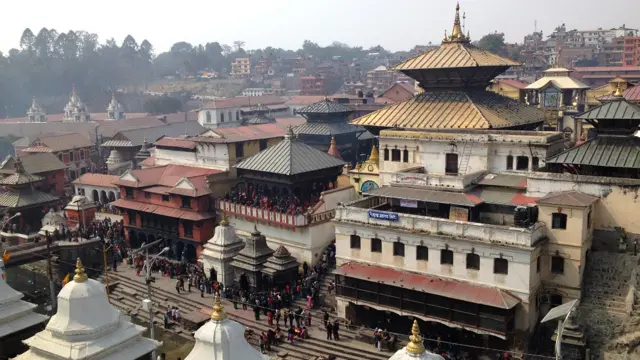 پشوپتی مندر نیپال کے دارالحکومت کھٹمنڈو کے مشرقی حصے میں واقع ہے۔ شیوراتری میلے کے لیے مندر کے اردگرد کا علاقہ رنگ برنگے جھنڈوں، پھولوں اور روشنیوں سے سجایا گیا ہے۔