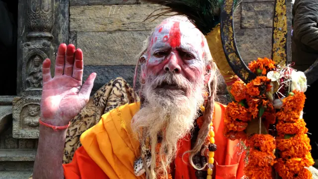 ہندو سادھو بھگوان شیوا جیسا حلیہ اپناتے ہیں اور شیوا کا ہتھیار تریشول بھی اٹھائے رکھتے ہیں۔