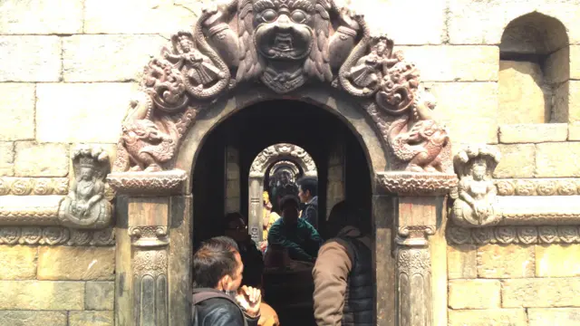 پشوپتی مندر کا شمار یونیسکو کے عالمی ثقافتی ورثے میں ہوتا ہے۔ یہاں کے متعدد مندر اور مورتیاں پیچیدہ کندہ کاری کے حوالے سے شہرت رکھتی ہیں۔ 