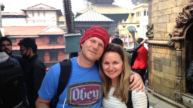 بہت سارے غیرملکی سیاح پشوپتی کے علاقے میں شیوراتری کا میلہ دیکھنے آتے ہیں، امریکی ریاست منیسوٹا سے شیوراتری میلے میں شرکت کے لیے آیا ایک جوڑا۔ 