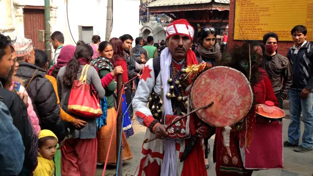 بھارتی زائرین کے علاوہ مندر میں ہزاروں کی تعداد میں مقامی نیپالی ہندو زائرین بھی شرکت کرتے ہیں۔ ان میں سے کچھ مقامی ثقافت کا بھی مظاہرہ کرتے ہیں۔
