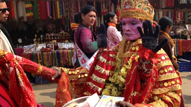 میلے میں شرکت کرنے والوں میں سب سے نمایاں بھارتی زائرین ہیں۔ بھارتی وزیراعظم نریندر مودی بھی چند ماہ پہلے اس مندر میں آئے تھے۔ تحریر و تصاویر: سریندر پھایول