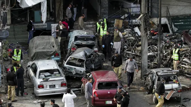 پاکستان کے صوبہ پنجاب کے دارالحکومت لاہور میں پولیس لائنز کے قریب خودکش دھماکے سے پولیس اہلکار سمیت پانچ افراد ہلاک اور متعدد زخمی ہوگئے ہیں۔