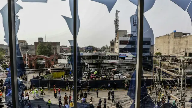 پولیس کے مطابق یہ دھماکہ دوپہر بارہ بج کر 36 منٹ پر پولیس لائنز سے متصل عمارت کے باہر ہوا جس سے موقع پر کھڑی گاڑیوں میں آگ بھی لگ گئی جبکہ اردگرد کی عمارتوں کے شیشے ٹوٹ گئے۔