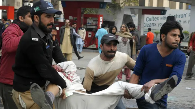 یہ دھماکہ منگل کی دوپہر ایمپریس روڈ پر واقع قلعہ گوجر سنگھ پولیس لائنز کے بیرونی دروازے کے باہر ہوا۔