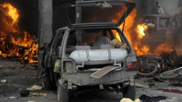 پولیس وايي د چاودنې له کبله څو ګاډي هم سوځېدلي او د شاوخوا سیمې د ودانیو ښیښې هم ماتې شوې دي.