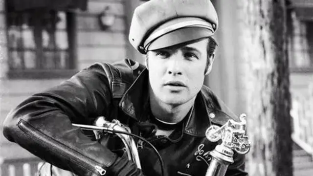 Trong phim The Wild One, Marlon Brando đã biến chiếc áo da đi xe máy thành biểu tượng nổi loạn(Columbia Pictures)