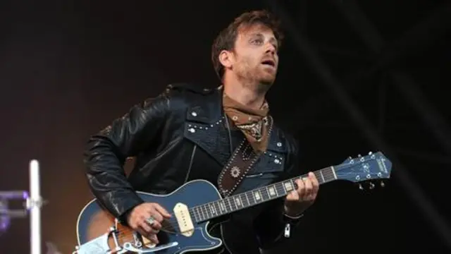 Dan Auerbach của The Black Keys mặc chiếc áo xe máy, tiếp tục khuynh hướng các ngôi sao nhạc rock tỏ ra 'cool' trong bộ đồ da (Brian Racic/Rex Features)