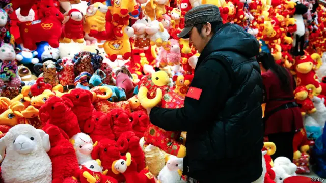 年货羊的造型也各不一样，眼花缭乱。