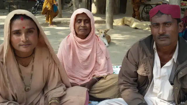 تارا چند دیگر خاندانوں کی طرح سبزی اور پھل کا ٹھیلا لگا کر اپنی بیوہ ماں، بیوی اور سات بچوں کا پیٹ پالتے ہیں