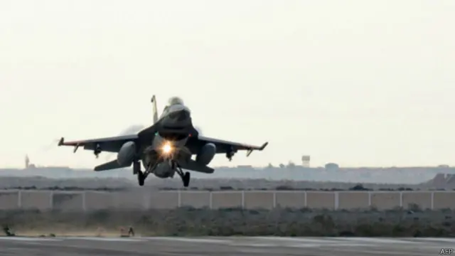 La petición egipcia se produce un día después de que cazabombarderos egipcios atacaran objetivos del grupo autodenominado Estado Islámico