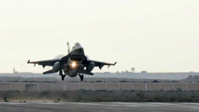 مصر کی فضائی فوج نے 21 مصری قبطی عیسائیوں کے سر قلم کیے جانے کے واقعے کے بعد پیر کو لیبیا میں دولتِ اسلامیہ کے ٹھکانوں پر بمباری کی تھی