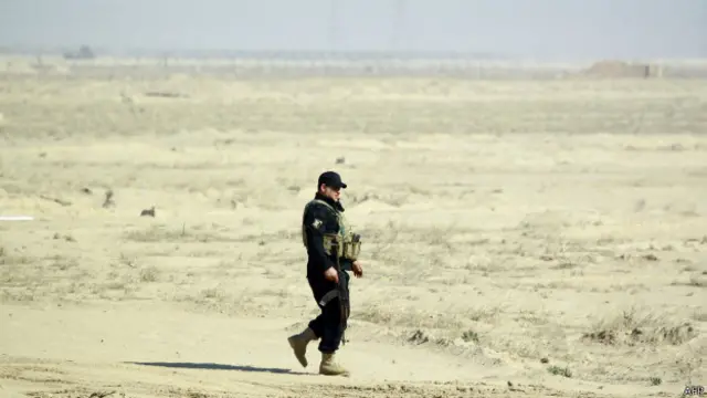 伊拉克保安部队在安巴尔省边境巡逻