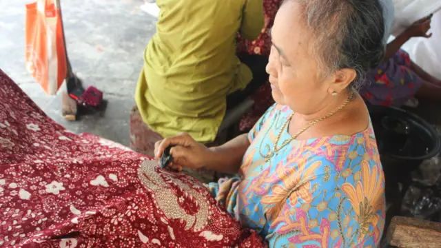 Motif hewan legenda negeri Cina, Naga, dijadikan salah satu motif khas batik Lasem