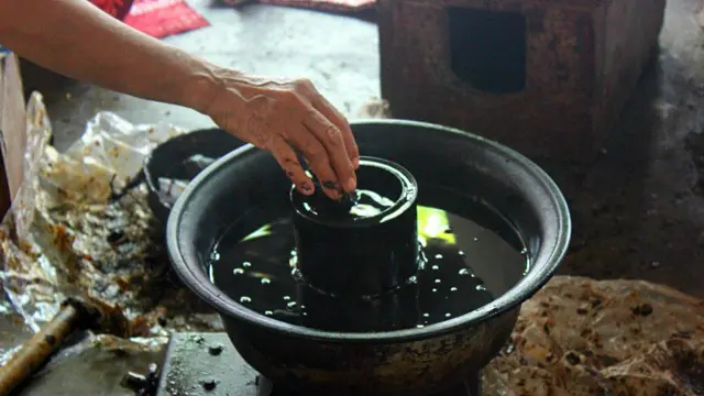 Lilin cair atau yang dikenal dengan sebutan malam, menjadi bahan dasar batik tulis