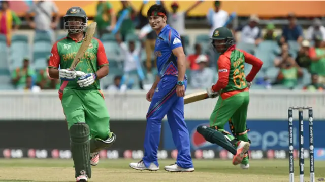 آسٹریلوی دارالحکومت کینبرا میں کھیلے جانے والے اس میچ میں بنگلہ دیشی کپتان مشرفی مرتضیٰ نے ٹاس جیت کر پہلے کھیلنے کا فیصلہ کیا لیکن اوپنرز اس کا خاطر خواہ فائدہ نہ اٹھا سکے۔