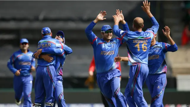 افغان بولر میر واعظ اشرف نے بنگلہ دیشی اوپنر تمیم اقبال کو وکٹوں کے پیچھے کیچ کروا کے اپنی ٹیم کو پہلی کامیابی دلوائی۔