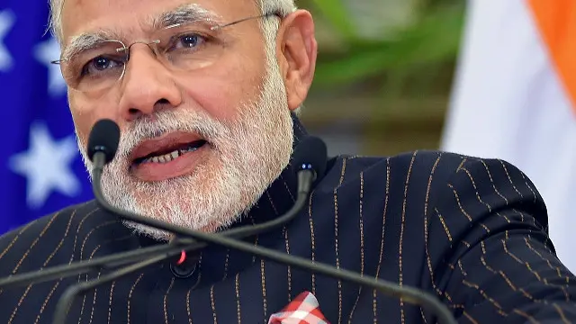 اس تصویر میں مودی کے سوٹ پر جو سنہری دھاریاں نظر آ رہی ہیں وہ دراصل ان کا نام ہیں