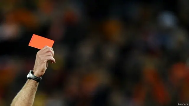 ФИФА жестко карает за проявления расизма на футбольном поле