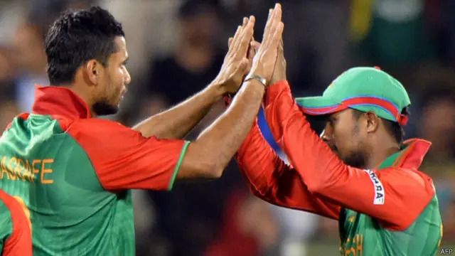 مشرفی مرتضٰی نے پہلے ہی اوور میں وکٹ لی