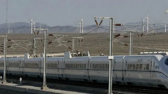 空旷的大地上耸立着一排排风力涡轮