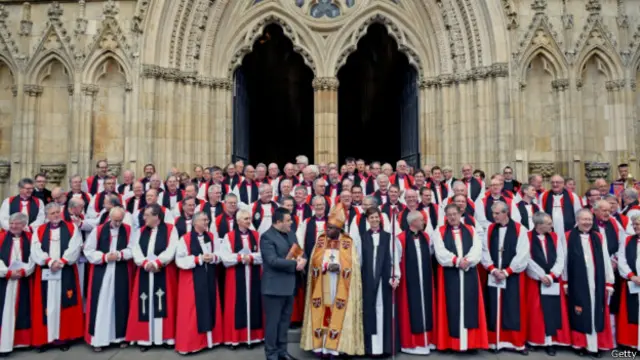 شماری از سیاستمداران بریتانیا پیام اسقفها را دخالت در سیاست خواندهاند