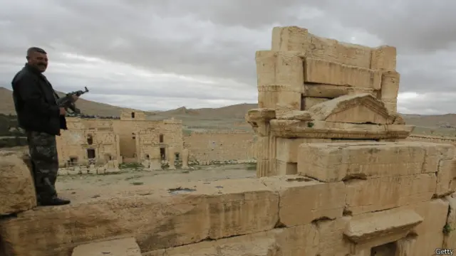 Guardia en sitio arqueológico de Siria