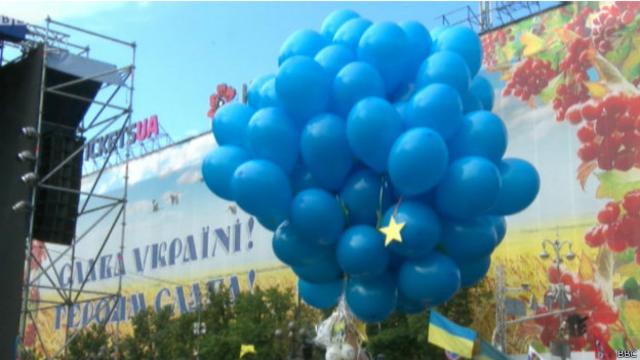 Воздушные шары синего цвета, символизирующие ЕС, на киевском Майдане